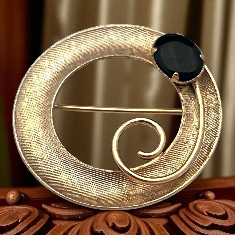 Vintage 1950s Black Onyx Circle Brooch Gold Filled Florentine Finish MCM - 7S